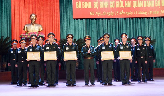 Thượng tướng Phạm Hồng Hương trao giải Nhất, Nhì, Ba giải cá nhân đơn môn.